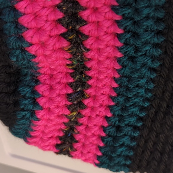 Cozy Beaver ponytail toque - Picture 3 of 4